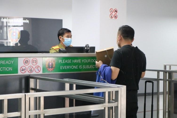 20201120-covid-19-air-travel-immigration-check